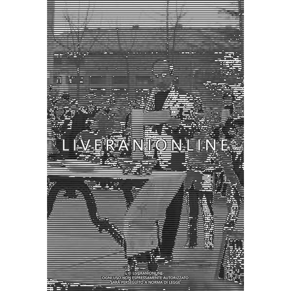 DON ENZO MAZZI, SACERDOTE CONTESTATORE, PRETE DELLA PARROCCHIA AL QUARTIERE DELL\'ISOLOTTO A FIRENZE - RETROSPETTIVA NELLA FOTO DURANTE UNA CELEBRAZIONE DELLA MESSA IN PIAZZA NEL MARZO 1970 ©Archivio Giovanni Liverani/AGENZIA ALDO LIVERANI SAS