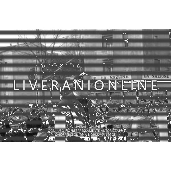 DON ENZO MAZZI, SACERDOTE CONTESTATORE, PRETE DELLA PARROCCHIA AL QUARTIERE DELL\'ISOLOTTO A FIRENZE - RETROSPETTIVA NELLA FOTO DURANTE UNA CELEBRAZIONE DELLA MESSA IN PIAZZA NEL MARZO 1970 ©Archivio Giovanni Liverani/AGENZIA ALDO LIVERANI SAS