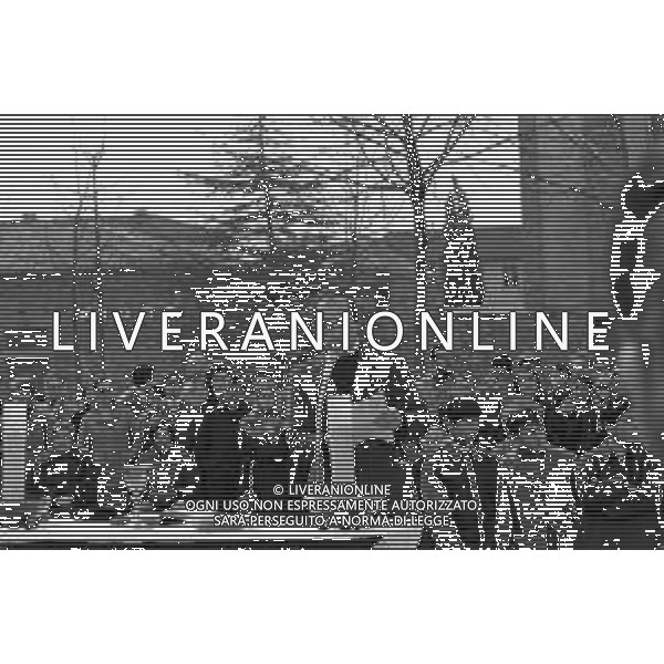 DON ENZO MAZZI, SACERDOTE CONTESTATORE, PRETE DELLA PARROCCHIA AL QUARTIERE DELL\'ISOLOTTO A FIRENZE - RETROSPETTIVA NELLA FOTO DURANTE UNA CELEBRAZIONE DELLA MESSA IN PIAZZA NEL MARZO 1970 ©Archivio Giovanni Liverani/AGENZIA ALDO LIVERANI SAS