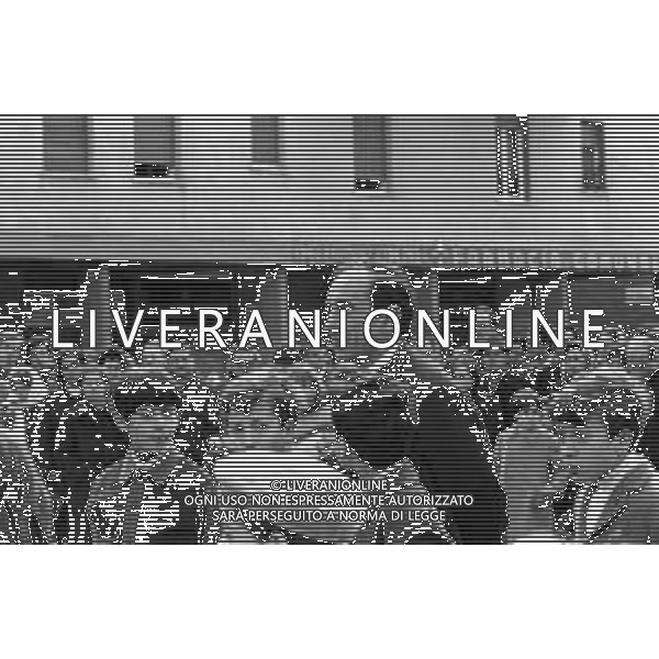 DON ENZO MAZZI, SACERDOTE CONTESTATORE, PRETE DELLA PARROCCHIA AL QUARTIERE DELL\'ISOLOTTO A FIRENZE - RETROSPETTIVA NELLA FOTO DURANTE UNA CELEBRAZIONE DELLA MESSA IN PIAZZA NEL MARZO 1970 ©Archivio Giovanni Liverani/AGENZIA ALDO LIVERANI SAS