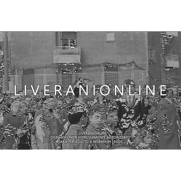 DON ENZO MAZZI, SACERDOTE CONTESTATORE, PRETE DELLA PARROCCHIA AL QUARTIERE DELL\'ISOLOTTO A FIRENZE - RETROSPETTIVA NELLA FOTO DURANTE UNA CELEBRAZIONE DELLA MESSA IN PIAZZA NEL MARZO 1970 ©Archivio Giovanni Liverani/AGENZIA ALDO LIVERANI SAS