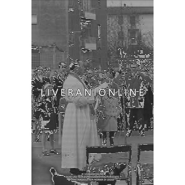 DON ENZO MAZZI, SACERDOTE CONTESTATORE, PRETE DELLA PARROCCHIA AL QUARTIERE DELL\'ISOLOTTO A FIRENZE - RETROSPETTIVA NELLA FOTO DURANTE UNA CELEBRAZIONE DELLA MESSA IN PIAZZA NEL MARZO 1970 ©Archivio Giovanni Liverani/AGENZIA ALDO LIVERANI SAS