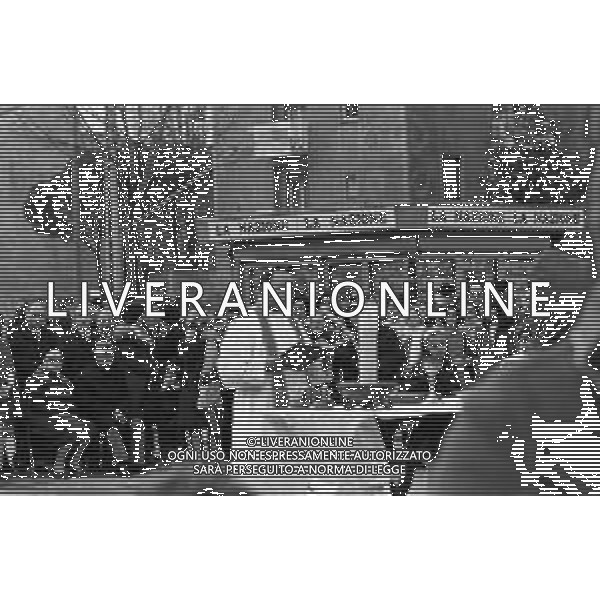 DON ENZO MAZZI, SACERDOTE CONTESTATORE, PRETE DELLA PARROCCHIA AL QUARTIERE DELL\'ISOLOTTO A FIRENZE - RETROSPETTIVA NELLA FOTO DURANTE UNA CELEBRAZIONE DELLA MESSA IN PIAZZA NEL MARZO 1970 ©Archivio Giovanni Liverani/AGENZIA ALDO LIVERANI SAS