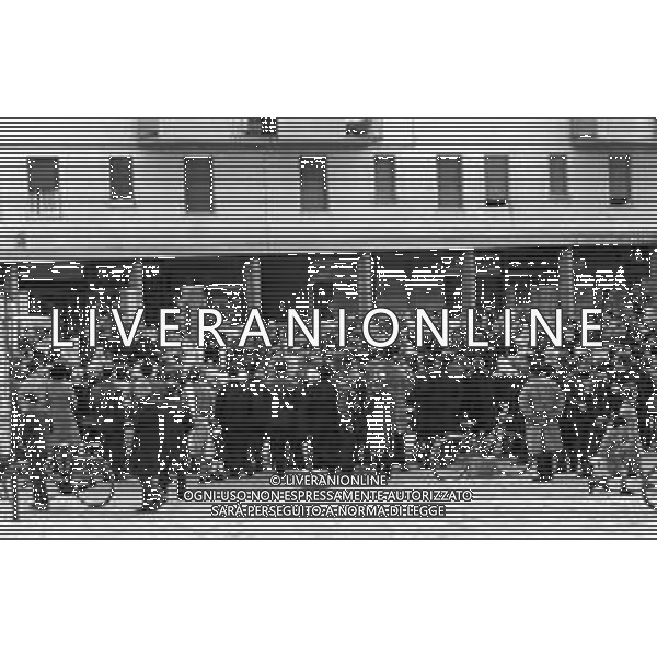 DON ENZO MAZZI, SACERDOTE CONTESTATORE, PRETE DELLA PARROCCHIA AL QUARTIERE DELL\'ISOLOTTO A FIRENZE - RETROSPETTIVA NELLA FOTO DURANTE UNA CELEBRAZIONE DELLA MESSA IN PIAZZA NEL MARZO 1970 ©Archivio Giovanni Liverani/AGENZIA ALDO LIVERANI SAS