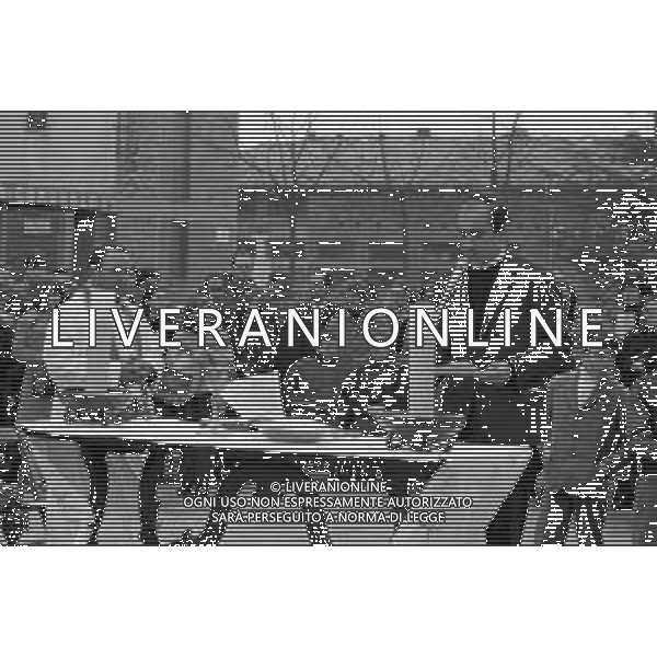 DON ENZO MAZZI, SACERDOTE CONTESTATORE, PRETE DELLA PARROCCHIA AL QUARTIERE DELL\'ISOLOTTO A FIRENZE - RETROSPETTIVA NELLA FOTO DURANTE UNA CELEBRAZIONE DELLA MESSA IN PIAZZA NEL MARZO 1970 ©Archivio Giovanni Liverani/AGENZIA ALDO LIVERANI SAS