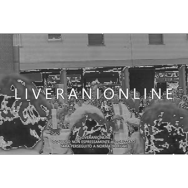 DON ENZO MAZZI, SACERDOTE CONTESTATORE, PRETE DELLA PARROCCHIA AL QUARTIERE DELL\'ISOLOTTO A FIRENZE - RETROSPETTIVA NELLA FOTO DURANTE UNA CELEBRAZIONE DELLA MESSA IN PIAZZA NEL MARZO 1970 ©Archivio Giovanni Liverani/AGENZIA ALDO LIVERANI SAS