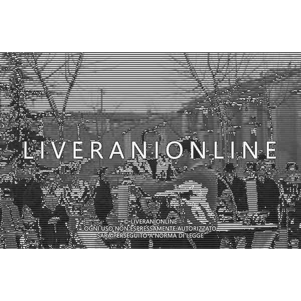 DON ENZO MAZZI, SACERDOTE CONTESTATORE, PRETE DELLA PARROCCHIA AL QUARTIERE DELL\'ISOLOTTO A FIRENZE - RETROSPETTIVA NELLA FOTO DURANTE UNA CELEBRAZIONE DELLA MESSA IN PIAZZA NEL MARZO 1970 ©Archivio Giovanni Liverani/AGENZIA ALDO LIVERANI SAS