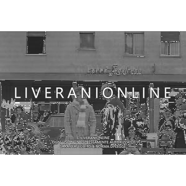 DON ENZO MAZZI, SACERDOTE CONTESTATORE, PRETE DELLA PARROCCHIA AL QUARTIERE DELL\'ISOLOTTO A FIRENZE - RETROSPETTIVA NELLA FOTO DURANTE UNA CELEBRAZIONE DELLA MESSA IN PIAZZA NEL MARZO 1970 ©Archivio Giovanni Liverani/AGENZIA ALDO LIVERANI SAS