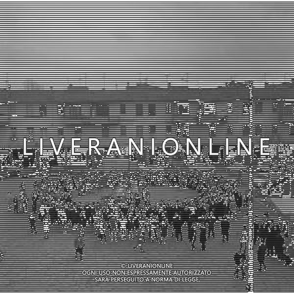 DON ENZO MAZZI, SACERDOTE CONTESTATORE, PRETE DELLA PARROCCHIA AL QUARTIERE DELL\'ISOLOTTO A FIRENZE - RETROSPETTIVA NELLA FOTO DURANTE UNA CELEBRAZIONE DELLA MESSA IN PIAZZA NEL MARZO 1970 ©Archivio Giovanni Liverani/AGENZIA ALDO LIVERANI SAS