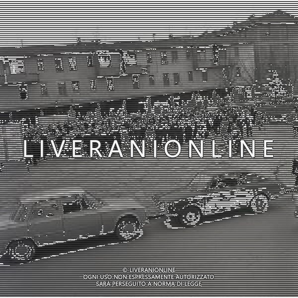DON ENZO MAZZI, SACERDOTE CONTESTATORE, PRETE DELLA PARROCCHIA AL QUARTIERE DELL\'ISOLOTTO A FIRENZE - RETROSPETTIVA NELLA FOTO DURANTE UNA CELEBRAZIONE DELLA MESSA IN PIAZZA NEL MARZO 1970 ©Archivio Giovanni Liverani/AGENZIA ALDO LIVERANI SAS