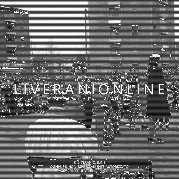 DON ENZO MAZZI, SACERDOTE CONTESTATORE, PRETE DELLA PARROCCHIA AL QUARTIERE DELL\'ISOLOTTO A FIRENZE - RETROSPETTIVA NELLA FOTO DURANTE UNA CELEBRAZIONE DELLA MESSA IN PIAZZA NEL MARZO 1970 ©Archivio Giovanni Liverani/AGENZIA ALDO LIVERANI SAS