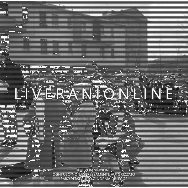 DON ENZO MAZZI, SACERDOTE CONTESTATORE, PRETE DELLA PARROCCHIA AL QUARTIERE DELL\'ISOLOTTO A FIRENZE - RETROSPETTIVA NELLA FOTO DURANTE UNA CELEBRAZIONE DELLA MESSA IN PIAZZA NEL MARZO 1970 ©Archivio Giovanni Liverani/AGENZIA ALDO LIVERANI SAS