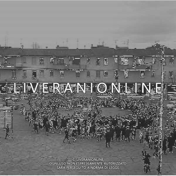 DON ENZO MAZZI, SACERDOTE CONTESTATORE, PRETE DELLA PARROCCHIA AL QUARTIERE DELL\'ISOLOTTO A FIRENZE - RETROSPETTIVA NELLA FOTO DURANTE UNA CELEBRAZIONE DELLA MESSA IN PIAZZA NEL MARZO 1970 ©Archivio Giovanni Liverani/AGENZIA ALDO LIVERANI SAS