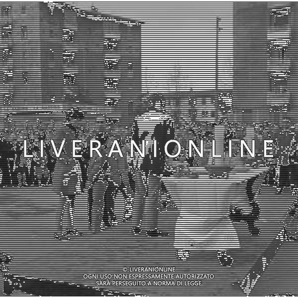 DON ENZO MAZZI, SACERDOTE CONTESTATORE, PRETE DELLA PARROCCHIA AL QUARTIERE DELL\'ISOLOTTO A FIRENZE - RETROSPETTIVA NELLA FOTO DURANTE UNA CELEBRAZIONE DELLA MESSA IN PIAZZA NEL MARZO 1970 ©Archivio Giovanni Liverani/AGENZIA ALDO LIVERANI SAS