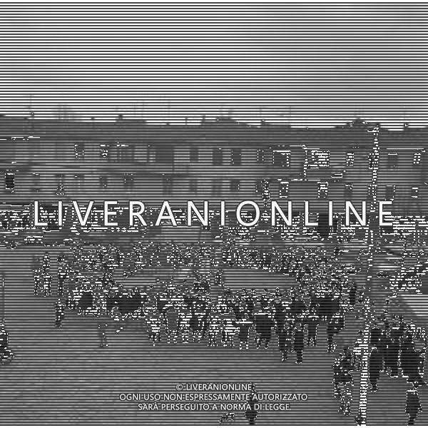 DON ENZO MAZZI, SACERDOTE CONTESTATORE, PRETE DELLA PARROCCHIA AL QUARTIERE DELL\'ISOLOTTO A FIRENZE - RETROSPETTIVA NELLA FOTO DURANTE UNA CELEBRAZIONE DELLA MESSA IN PIAZZA NEL MARZO 1970 ©Archivio Giovanni Liverani/AGENZIA ALDO LIVERANI SAS