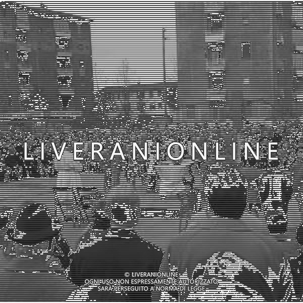 DON ENZO MAZZI, SACERDOTE CONTESTATORE, PRETE DELLA PARROCCHIA AL QUARTIERE DELL\'ISOLOTTO A FIRENZE - RETROSPETTIVA NELLA FOTO DURANTE UNA CELEBRAZIONE DELLA MESSA IN PIAZZA NEL MARZO 1970 ©Archivio Giovanni Liverani/AGENZIA ALDO LIVERANI SAS