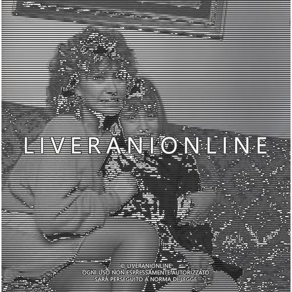 RETROSPETTIVA PAOLA QUATTRINI ATTRICE NELLA FOTO PAOLA QUATTRINI A MILANO NELL\'ANNO 1982 CON LA FIGLIA SELVAGGIA AG ALDO LIVERANI SAS 