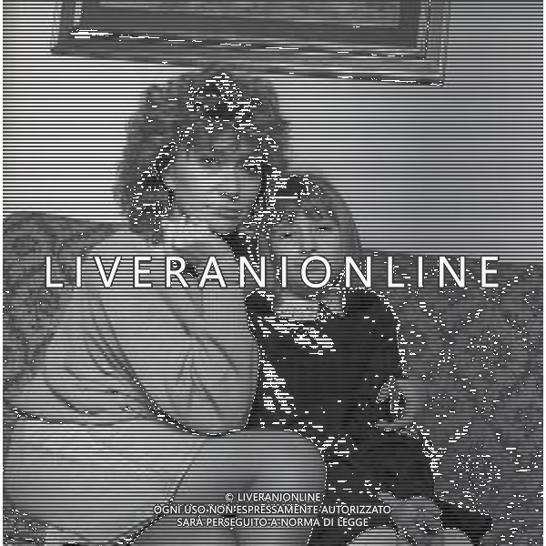 RETROSPETTIVA PAOLA QUATTRINI ATTRICE NELLA FOTO PAOLA QUATTRINI A MILANO NELL\'ANNO 1982 CON LA FIGLIA SELVAGGIA AG ALDO LIVERANI SAS 