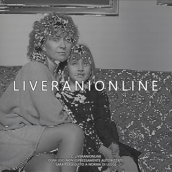 RETROSPETTIVA PAOLA QUATTRINI ATTRICE NELLA FOTO PAOLA QUATTRINI A MILANO NELL\'ANNO 1982 CON LA FIGLIA SELVAGGIA AG ALDO LIVERANI SAS 