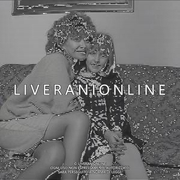 RETROSPETTIVA PAOLA QUATTRINI ATTRICE NELLA FOTO PAOLA QUATTRINI A MILANO NELL\'ANNO 1982 CON LA FIGLIA SELVAGGIA AG ALDO LIVERANI SAS  