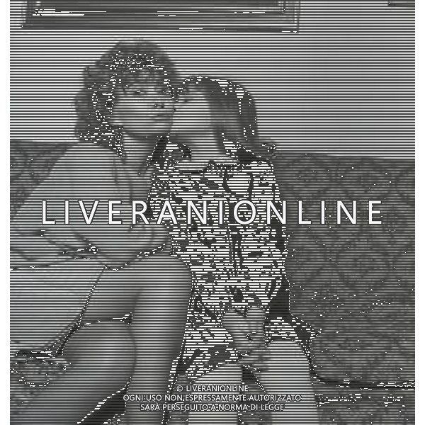 RETROSPETTIVA PAOLA QUATTRINI ATTRICE NELLA FOTO PAOLA QUATTRINI A MILANO NELL\'ANNO 1982 CON LA FIGLIA SELVAGGIA AG ALDO LIVERANI SAS  