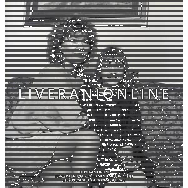 RETROSPETTIVA PAOLA QUATTRINI ATTRICE NELLA FOTO PAOLA QUATTRINI A MILANO NELL\'ANNO 1982 CON LA FIGLIA SELVAGGIA AG ALDO LIVERANI SAS  