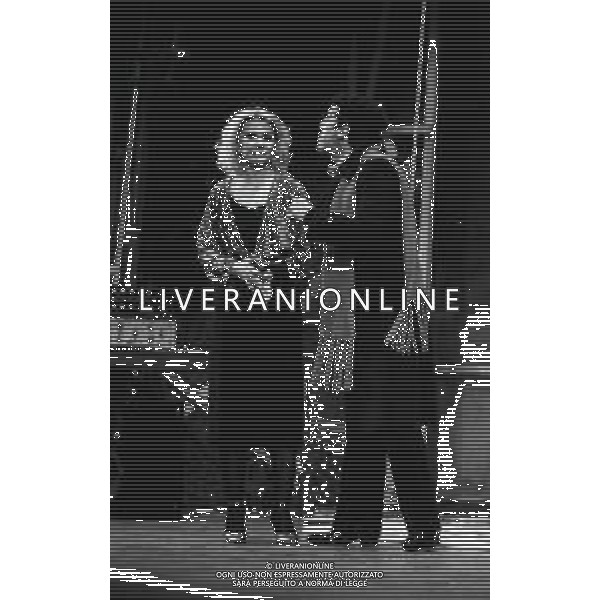 RETROSPETTIVA PAOLA QUATTRINI ATTRICE NELLA FOTO PAOLA QUATTRINI A MILANO NELL\'ANNO 1981 CON STEFANO SATTA FLORES NELLA COMMEDIA “DAI........ PROVIAMO“ AG ALDO LIVERANI SAS