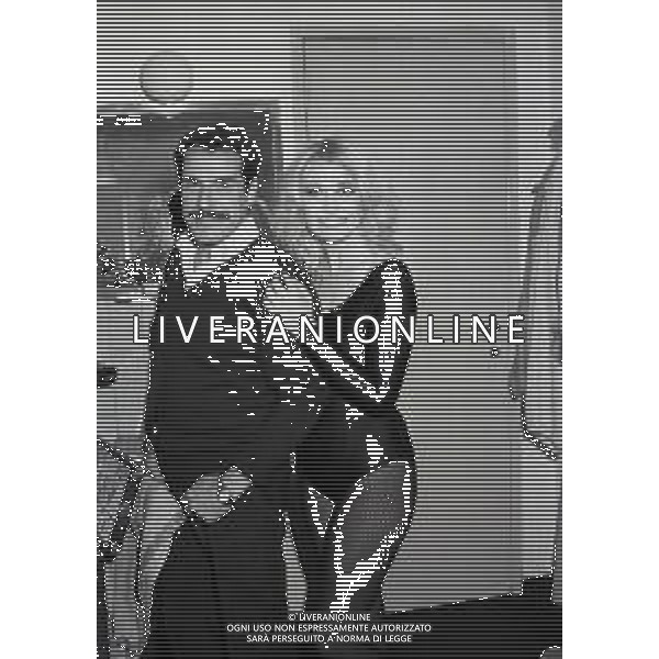 RETROSPETTIVA PAOLA QUATTRINI ATTRICE NELLA FOTO PAOLA QUATTRINI A MILANO NELL\'ANNO 1981 CON STEFANO SATTA FLORES NELLA COMMEDIA “DAI........ PROVIAMO“ AG ALDO LIVERANI SAS