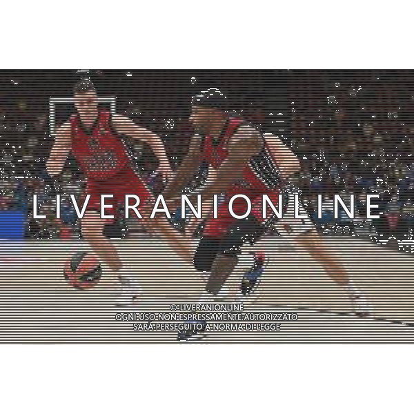 ¬© TVRG Malcom Delaney (Milano) DX porge un assist a Kaleb Tarczewski (Milano) SX AX Armani Exchange Milano vs CSKA Mosca Eurolega - 1a giornata regular season Assago (MI) 30-09-2021 Mediolanum Forum foto Roberto Garavaglia/ag. Aldo Liverani sas/AGENZIA ALDO LIVERANI SAS