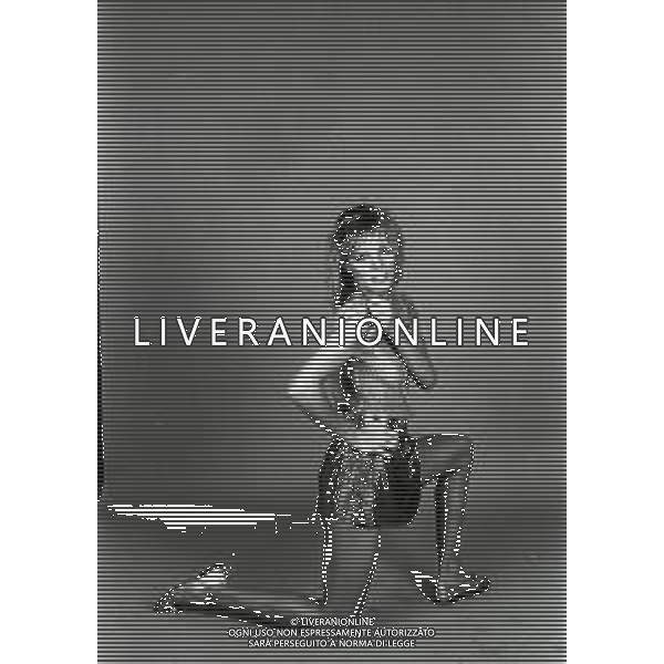 RETROSPETTIVA PATRIZIA CASELLI ATTRICE-CONDUTTRICE TELEVISIVA E SHOWGIRL ITALIANA NELLA FOTO PATRIZIA CASELLI A MILANO NELL\'ANNO 1982 IN SALA DI POSA AG ALDO LIVERANI SAS