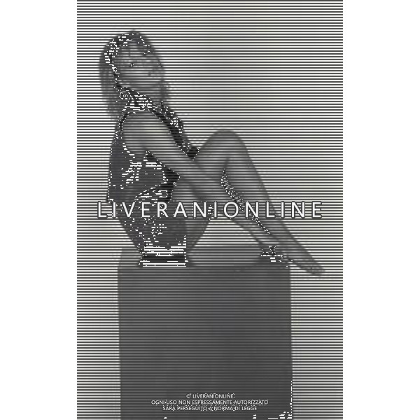 RETROSPETTIVA PATRIZIA CASELLI ATTRICE-CONDUTTRICE TELEVISIVA E SHOWGIRL ITALIANA NELLA FOTO PATRIZIA CASELLI A MILANO NELL\'ANNO 1982 IN SALA DI POSA AG ALDO LIVERANI SAS
