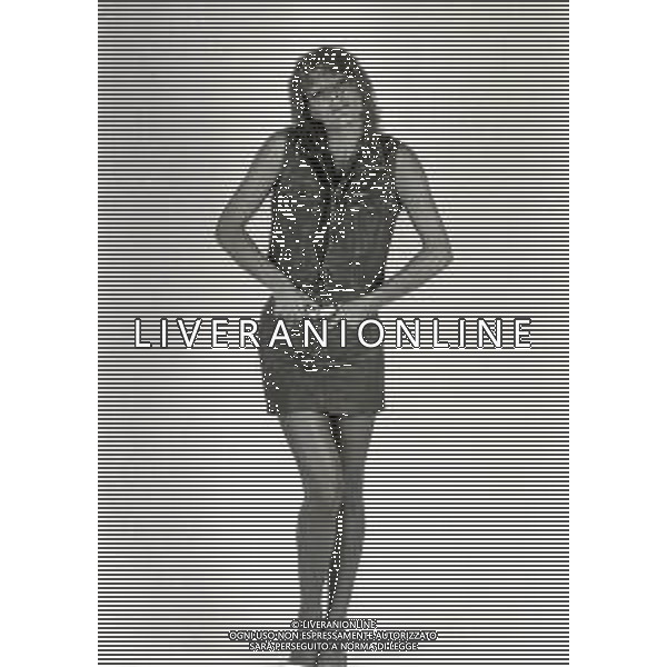 RETROSPETTIVA PATRIZIA CASELLI ATTRICE-CONDUTTRICE TELEVISIVA E SHOWGIRL ITALIANA NELLA FOTO PATRIZIA CASELLI A MILANO NELL\'ANNO 1982 IN SALA DI POSA AG ALDO LIVERANI SAS