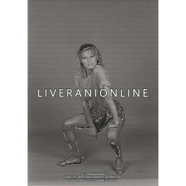 RETROSPETTIVA PATRIZIA CASELLI ATTRICE-CONDUTTRICE TELEVISIVA E SHOWGIRL ITALIANA NELLA FOTO PATRIZIA CASELLI A MILANO NELL\'ANNO 1982 IN SALA DI POSA AG ALDO LIVERANI SAS