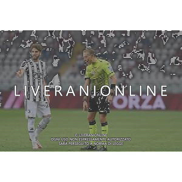 Torino 02.10.2021 Stadio Olimpico Grande Torino ©Alessandro Falzone/Agenzia Aldo Liverani Torino vs Juventus Serie A Tim 2021/2022 Nella foto : ARBITRO PAOLO VALERI E MANUEL LOCATELLI