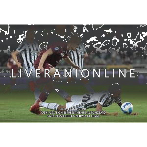 Torino 02.10.2021 Stadio Olimpico Grande Torino ©Alessandro Falzone/Agenzia Aldo Liverani Torino vs Juventus Serie A Tim 2021/2022 Nella foto : JUAN CUADRADO-TOMMASO POBEGA