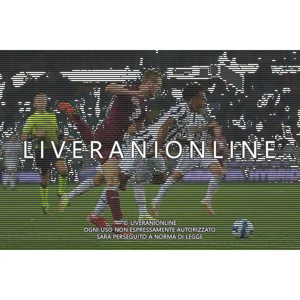 Torino 02.10.2021 Stadio Olimpico Grande Torino ©Alessandro Falzone/Agenzia Aldo Liverani Torino vs Juventus Serie A Tim 2021/2022 Nella foto : JUAN CUADRADO-TOMMASO POBEGA