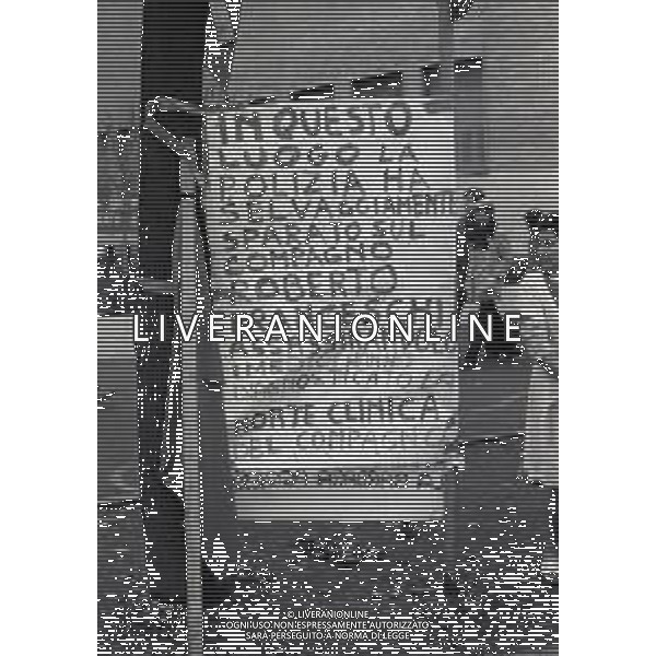 26-01-1973 MILANO SCIOPERO DEGLI STUDENTI PER IL FERIMENTO DEGLI STUDENTI ROBERTO FRANCESCHI E ANTONIO PIVOTTI DAVANATI ALL\'UNIVERSITA\' BOCCONI NELLA FOTO SCRITTE DA PARTE DEI MANIFESTANTI IN RICORDO DELLO STUDENTE ROBERTO FRANCESCHI UCCISO DALLA POLIZIA AG ALDO LIVERANI SAS