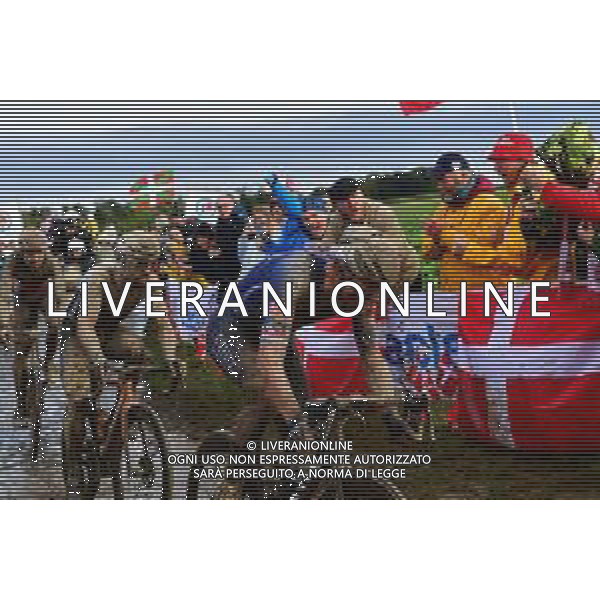 03-10-2021 Paris - Roubaix; 2021, Alpecin - Fenix; 2021, Bahrain - Victorious; 2021, Lotto - Soudal; Van Der Poel, Mathieu; Colbrelli, Sonny; Vermeersch, Florian; Carrefour De L\'arbre; FOTO STEFANO SIROTTI-AG ALDO LIVERANI SAS