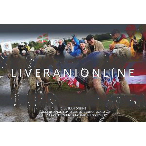 03-10-2021 Paris - Roubaix; 2021, Alpecin - Fenix; 2021, Bahrain - Victorious; 2021, Lotto - Soudal; Van Der Poel, Mathieu; Colbrelli, Sonny; Vermeersch, Florian; Carrefour De L\'arbre; FOTO STEFANO SIROTTI-AG ALDO LIVERANI SAS