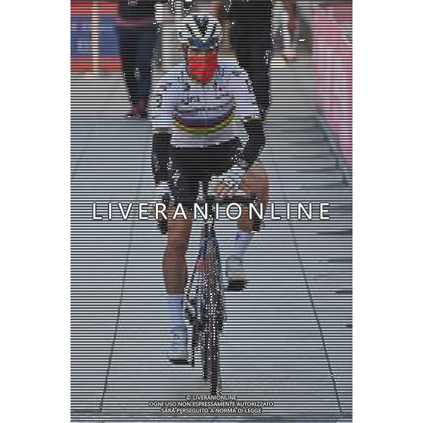 © TVRG Julian Alaphilippe maglia iridata Magenta (MI) 06-10-2021 Julian Alaphilippe alla partenza della Milano Torino con la maglia iridata di campione del mondo appena riconquistata a Lovanio in Belgio foto Roberto Garavaglia/agenzia Aldo Liverani