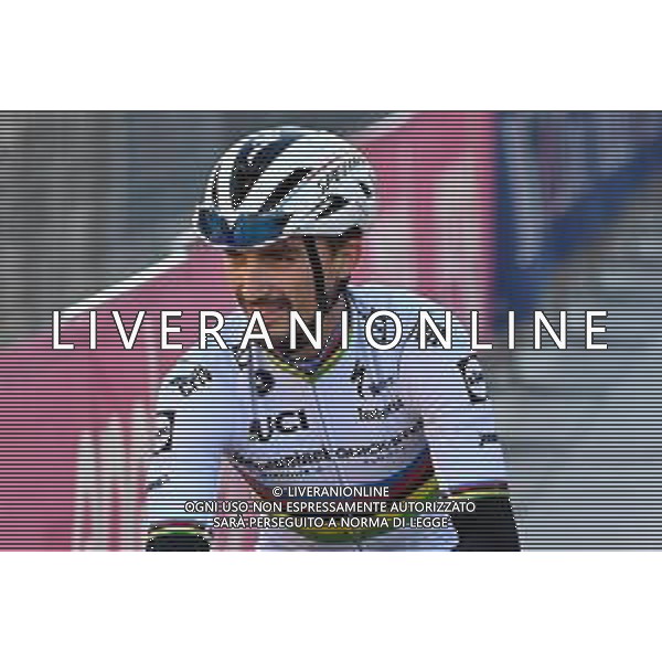 © TVRG Julian Alaphilippe maglia iridata Magenta (MI) 06-10-2021 Julian Alaphilippe alla partenza della Milano Torino con la maglia iridata di campione del mondo appena riconquistata a Lovanio in Belgio foto Roberto Garavaglia/agenzia Aldo Liverani