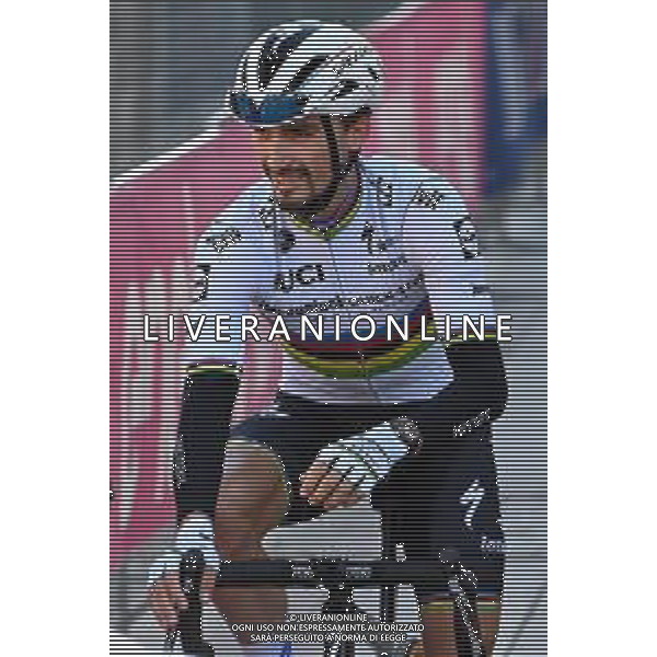 © TVRG Julian Alaphilippe maglia iridata Magenta (MI) 06-10-2021 Julian Alaphilippe alla partenza della Milano Torino con la maglia iridata di campione del mondo appena riconquistata a Lovanio in Belgio foto Roberto Garavaglia/agenzia Aldo Liverani