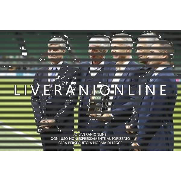 UEFA NATIONS LEAGUE 2021 gara semifinale ITALIA - SPAGNA del 06/10/2021 - nella foto: alfredo trentalange e gabriele gravina consegnano il premio miglior arbitro ©Claudio Zamagni/Agenzia Aldo Liverani s.a.s. during European UEFA Nations League 2021 semifinal soccer match between Italy and Spain at san Siro Stadium in Milan on October 06 2021 photo credit by Claudio Zamagni/Aldo Liverani Photo Agency/AGENZIA ALDO LIVERANI SAS