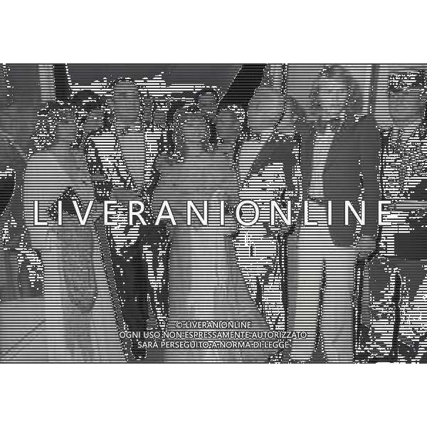 RETROSPETTIVA AGOSTINA BELLI ATTRICE NELLA FOTO AGOSTINA BELLI CON FRED ROBSAHM , VITTORIO GASSMAN E MOGLIE E DINO RISI A CANNES NELL\'ANNO 1975 AG ALDO LIVERANI SAS