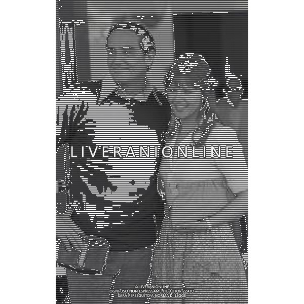 RETROSPETTIVA AGOSTINA BELLI ATTRICE NELLA FOTO AGOSTINA BELLI CON VITTORIO GASSMAN A CANNES NELL\'ANNO 1975 AG ALDO LIVERANI SAS