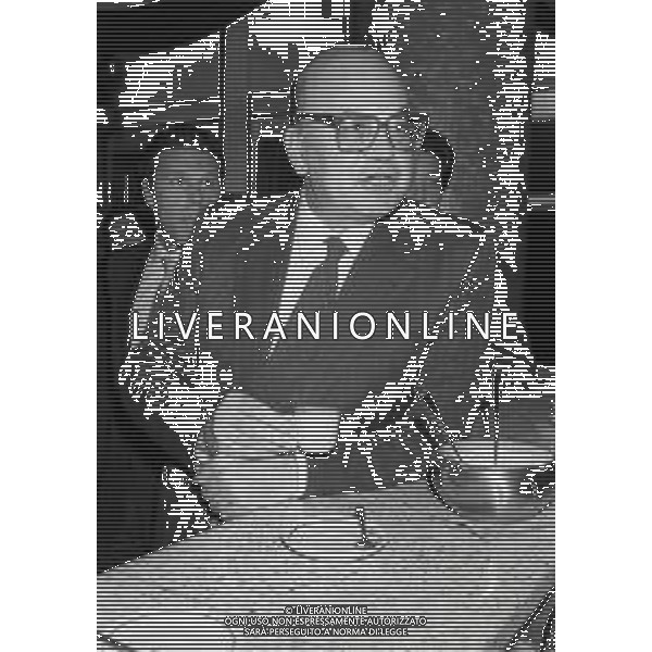 RETROSPETTIVA BETTINO CRAXI POLITICO NELLA FOTO BETTINO CRAXI NELL\'ANNO 1989 A MILANO MENTRE BEVE UN CAFFE\' AG ALDO LIVERANI SAS 
