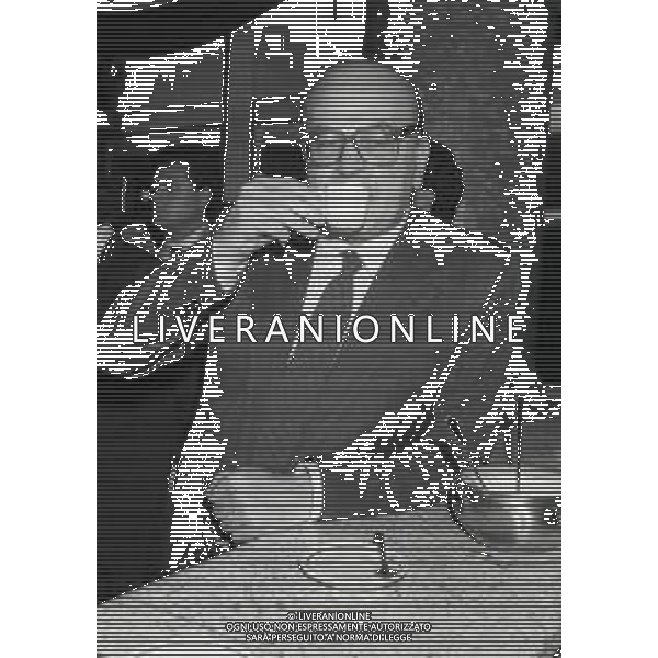 RETROSPETTIVA BETTINO CRAXI POLITICO NELLA FOTO BETTINO CRAXI NELL\'ANNO 1989 A MILANO MENTRE BEVE UN CAFFE\' AG ALDO LIVERANI SAS 