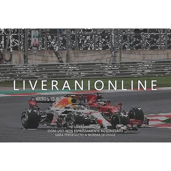Sergio Perez (MEX) Red Bull Racing RB16B and Charles Leclerc (MON) Ferrari SF-21 battle for position. 10.10.2021. Formula 1 World Championship, Rd 16, Turkish Grand Prix, Istanbul, Turkey, Race Day. - www.xpbimages.com, EMail: requests@xpbimages.com © Copyright: Batchelor / XPB Images/AGENZIA ALDO LIVERANI SAS - ITALY ONLY EDITORIAL USE ONLY