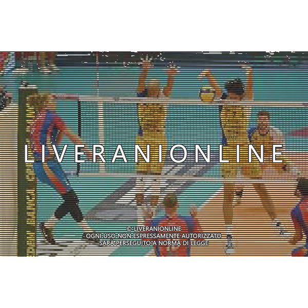 ¬© TVRG Donovan Dzavoronok (Monza) contro il muro di Modena Vero Volley Monza vs Leo Shoes PerkinElmer Modena Campionato SuperLega Credem Banca - 1a giornata Monza 10-10-2021 Arena di Monza foto Roberto Garavaglia/ag. Aldo Liverani sas/AGENZIA ALDO LIVERANI SAS
