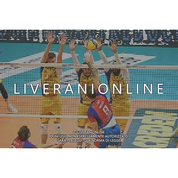 ¬© TVRG Georg Grozer (Monza) contro il muro di Modena Vero Volley Monza vs Leo Shoes PerkinElmer Modena Campionato SuperLega Credem Banca - 1a giornata Monza 10-10-2021 Arena di Monza foto Roberto Garavaglia/ag. Aldo Liverani sas/AGENZIA ALDO LIVERANI SAS